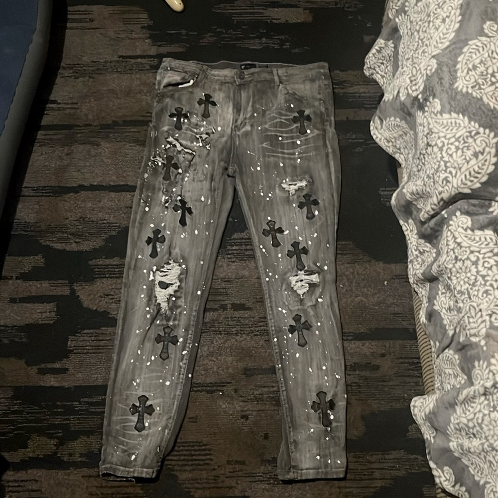 I’m selling these pants cuz I hate them and there hella baggy in me